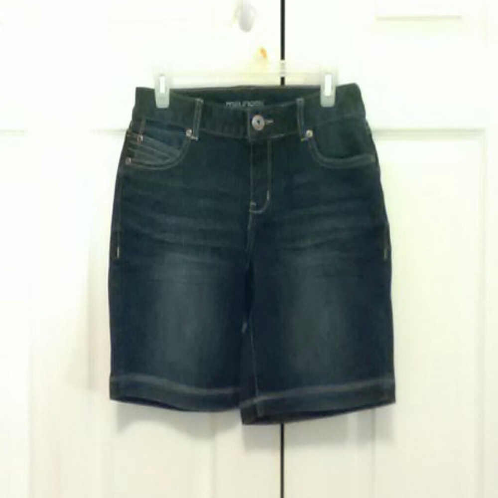 Maurices blue dark wash denim jean shorts size 3/4